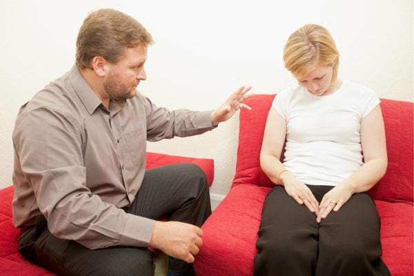 Une femme faisant de l'hypnothérapie pour soulager les crises d'asthme sans médicaments