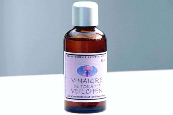 Une petite bouteille de vinaigre de toilette