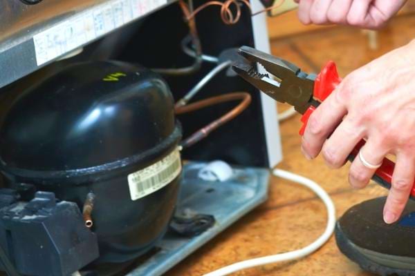 Des pièces mécaniques de congélateur cassées qui peuvent créer du givre