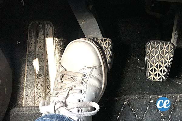 Une personne qui a son pied sur la pédale d'embrayage 