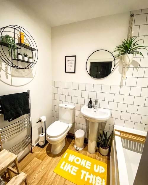 Uma casa de banho com um tapete amarelo