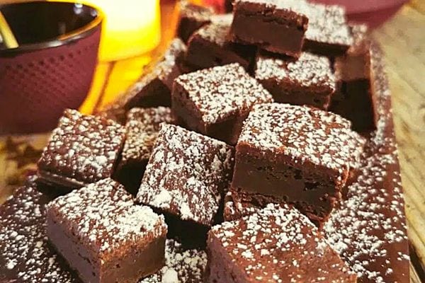 Mehrere quadratische Stücke Brownies
