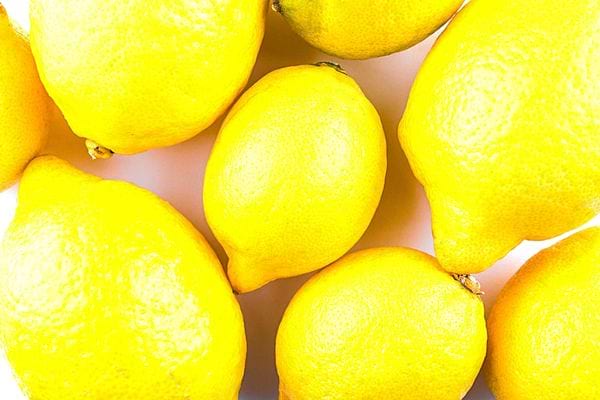 Plusieurs citrons jaunes