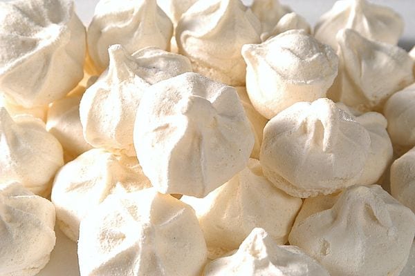 Plusieurs morceaux de meringues