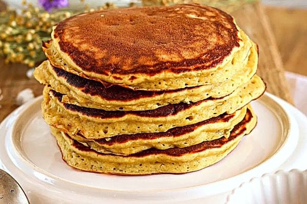 Mehrere Pfannkuchen übereinander auf einem kleinen weißen Teller