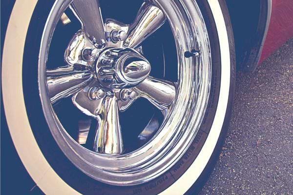 Un pneu old school noir et blanc