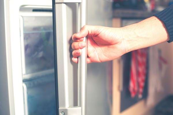 Une porte de congélateur qui s'ouvre tout le temps et qui forme du givre