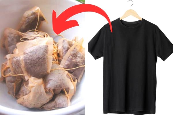 t-shirt noir dans une assiette avec des sachets de thé noir pour teinture naturelle