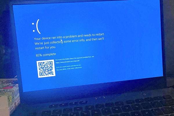 Un pc affichant un écran bleu signalant un problème