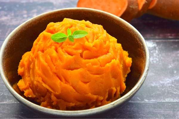Une petite purée de légumes orange dans un petit bol 