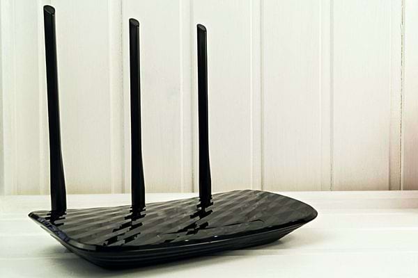 Un routeur Wifi noir avec des antennes