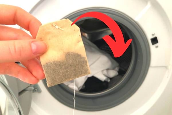 sachet de thé noir dans la machine à laver.