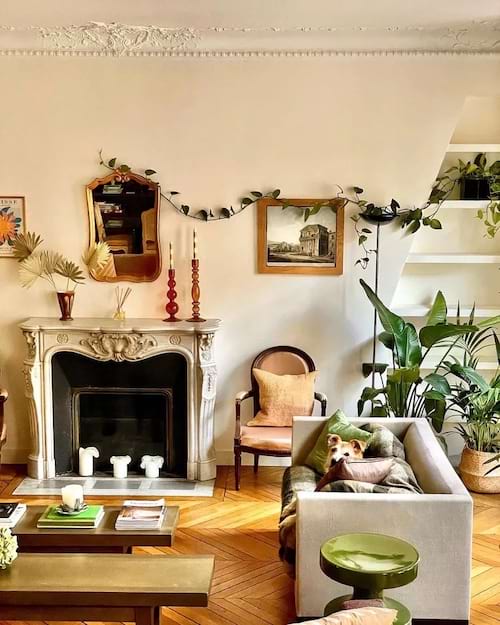 Uma sala de estar com uma guirlanda de plantas pendurada na parede