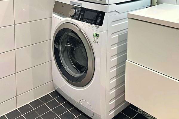 Un sèche-linge dans une salle de bain