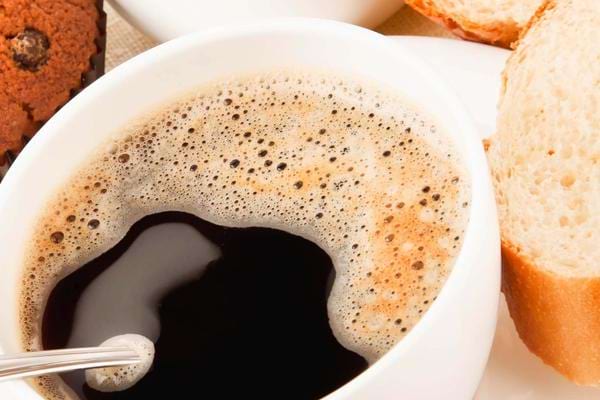 Une tasse de café avec de la caféine pour soulager les crises d'asthme sans médicaments