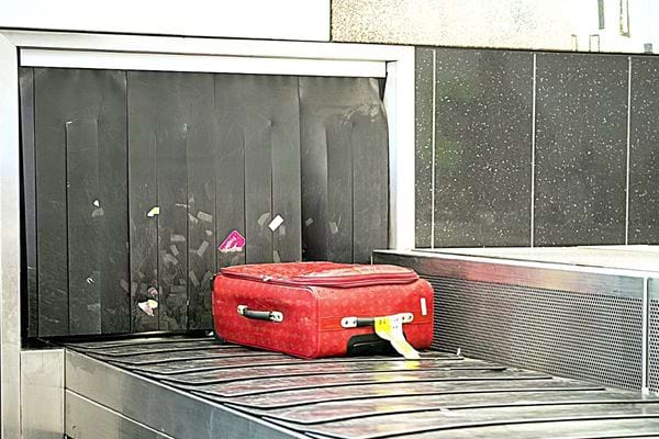 Une valise rouge qui va rentrer en soute 