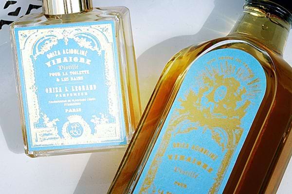 Deux bouteilles de différentes tailles de vinaigre de toilette