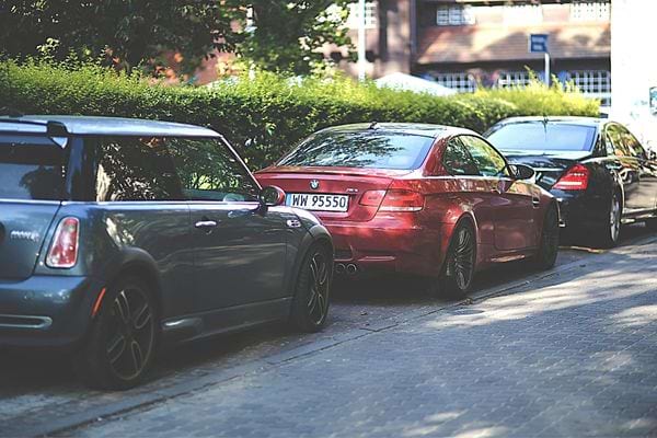 Trois voitures qui sont garées en extérieur 