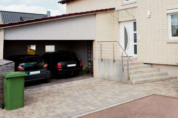 Des voitures laissées au garage pour économiser pendant l'inflation