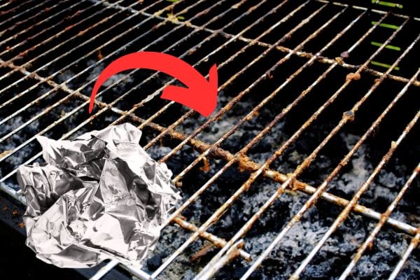 De l'aluminium sur une grille de barbecue 