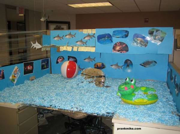 Un bureau décoré comme un aquarium avec des poissons 