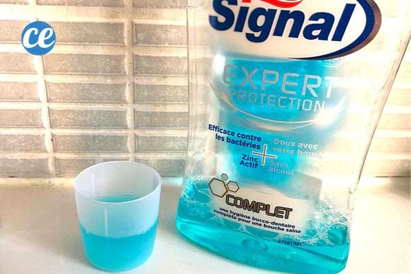 Une bouteille de bain de bouche bleu