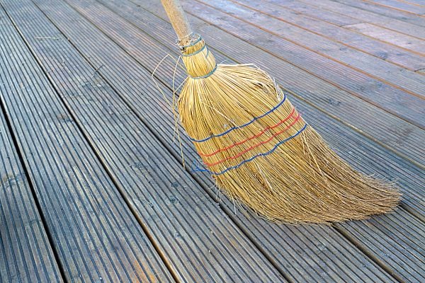 Un balai sur une terrasse 