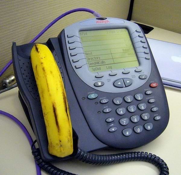 Une banane à la place d'un téléphone 