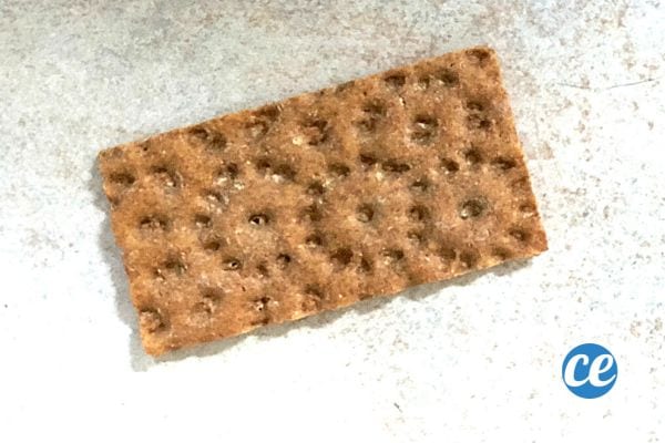 Un biscuit de blé de forme rectangulaire 
