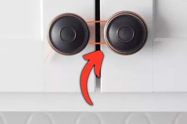 Un collier de serrage pour remplacer les bloque-portes et empêcher bébé d'y accéder.