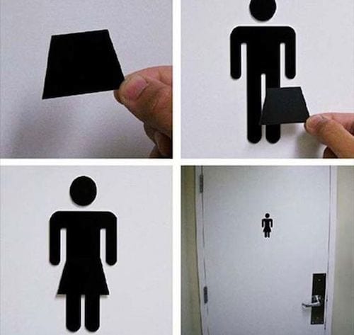 Un petit bonhomme de toilette pour homme est déguisé en femme 