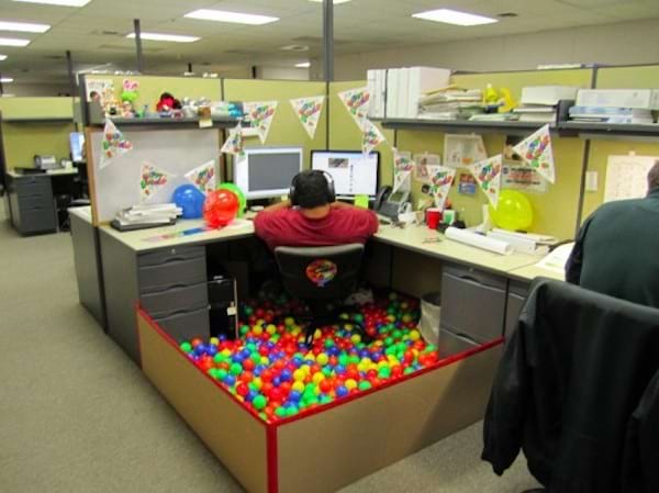 Un homme dans son bureau avec des boules de jeux 
