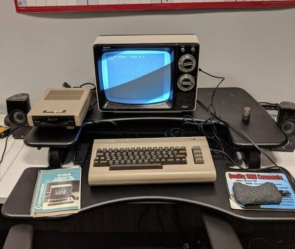 Un bureau de travail complètement transformé avec des vieux appareils 