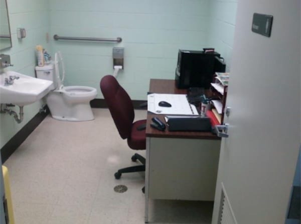 Un bureau dans des toilettes 