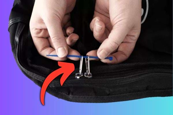 Utilisez un collier de serrage pour cadenasser vos vailses.