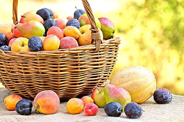 Une corbeille remplie de fruits 