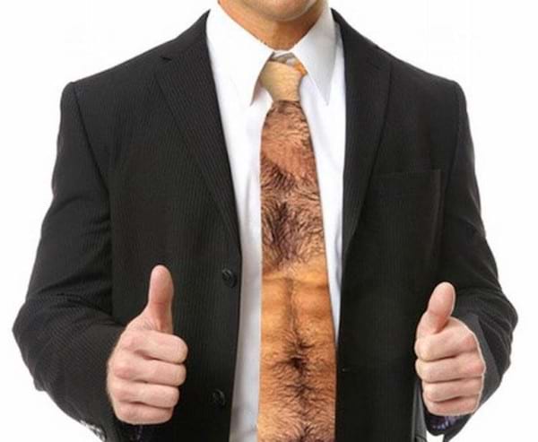 Un homme en costume portant une cravate atypique 