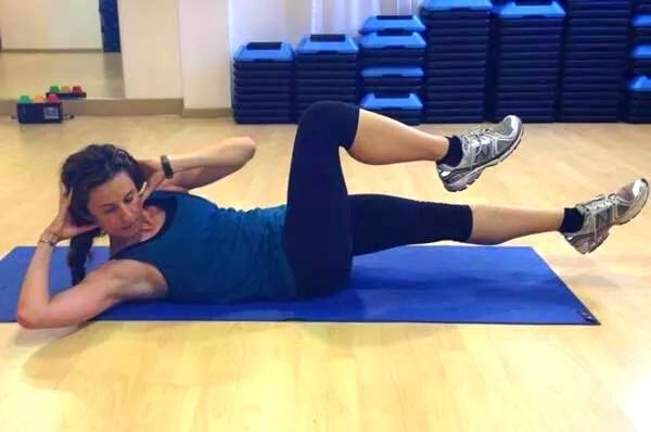 L'exercice des crunchs bicyclette permet de facilement éliminer les poignées d'amour.