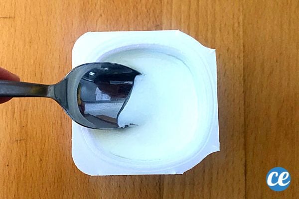 Une cuillère à café dans un pot de yaourt
