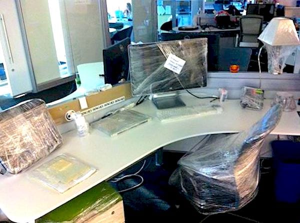 Un bureau avec plusieurs éléments qui sont recouverts de papier comme pour un déménagement
