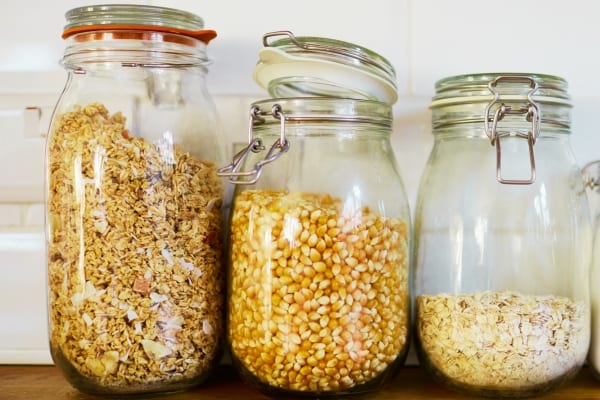 Des bocaux hermétiques pour empêcher les charançons de manger la nourriture