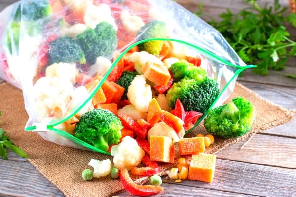 Des légumes congelés qu'on laisse décongelé par erreur avant de les cuisiner