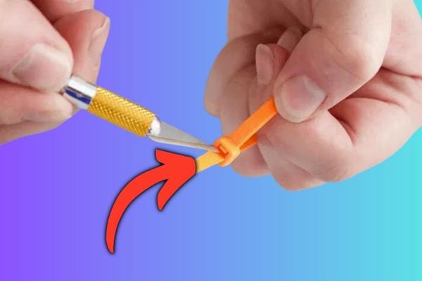 Les colliers de serrage se déclipsent avec un objet pointu.