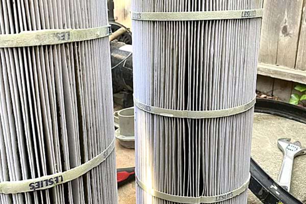 Deux filtres de piscine sale