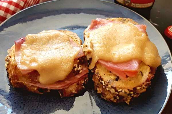 Deux tartines welsh au cheddar et à la bière brune