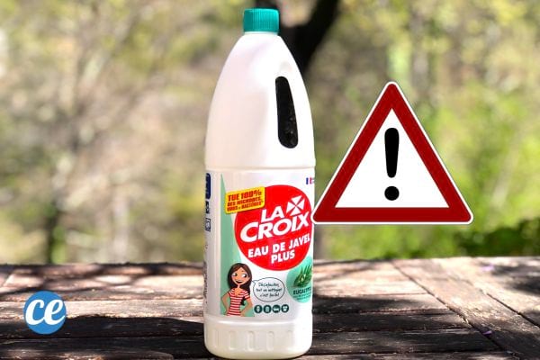 Une bouteille blanche d'eau de javel avec un icône "attention"