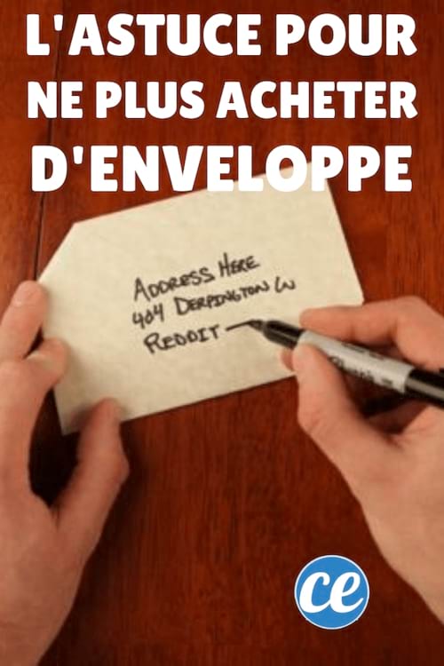Une personne écrit une adresse sur une enveloppe faite maison