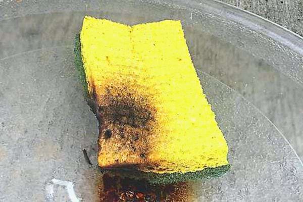 Le côté jaune d'une éponge sale 