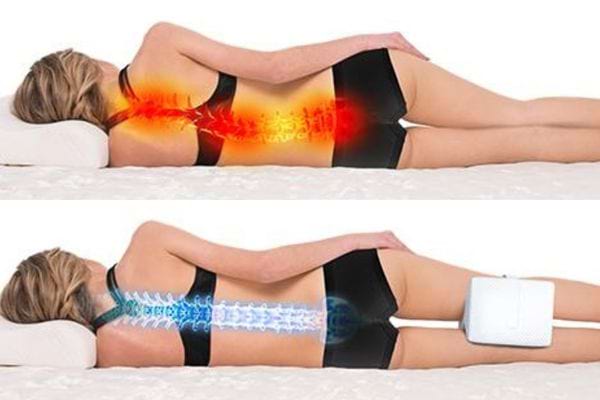 Une femme couchée avec un coussin blanc entre les jambes