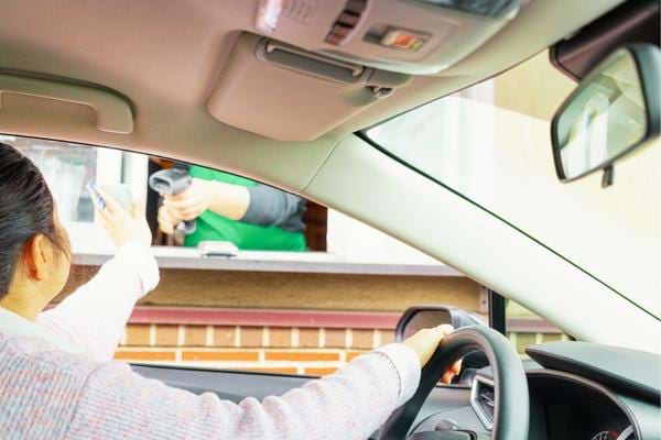 Une femme ayant trouvé le meilleur drive supermarché pour économiser pendant l'inflation